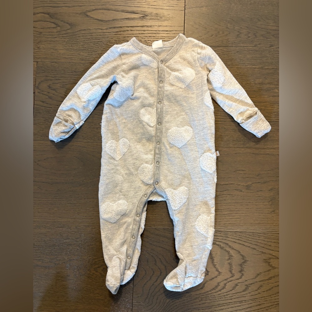 Baby gap gray with white hearts baby sleeper 6-9M VGUC